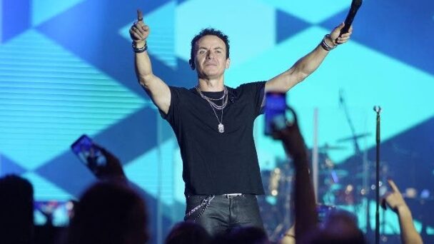 Fonseca cierra 2023 a tambor batiente con nuevo Latin Grammy y gira internacional