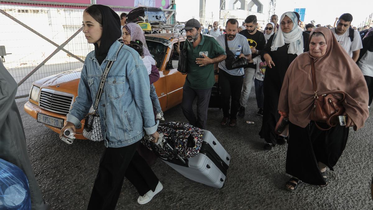 Israel expulsa a cientos de empleados gazatís hacia la Franja, en plena guerra con Hamás