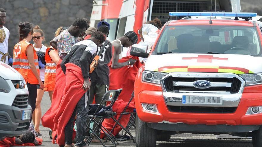 Llegan cuatro cayucos a El Hierro con unas 500 personas, cuatro de ellas fallecidas