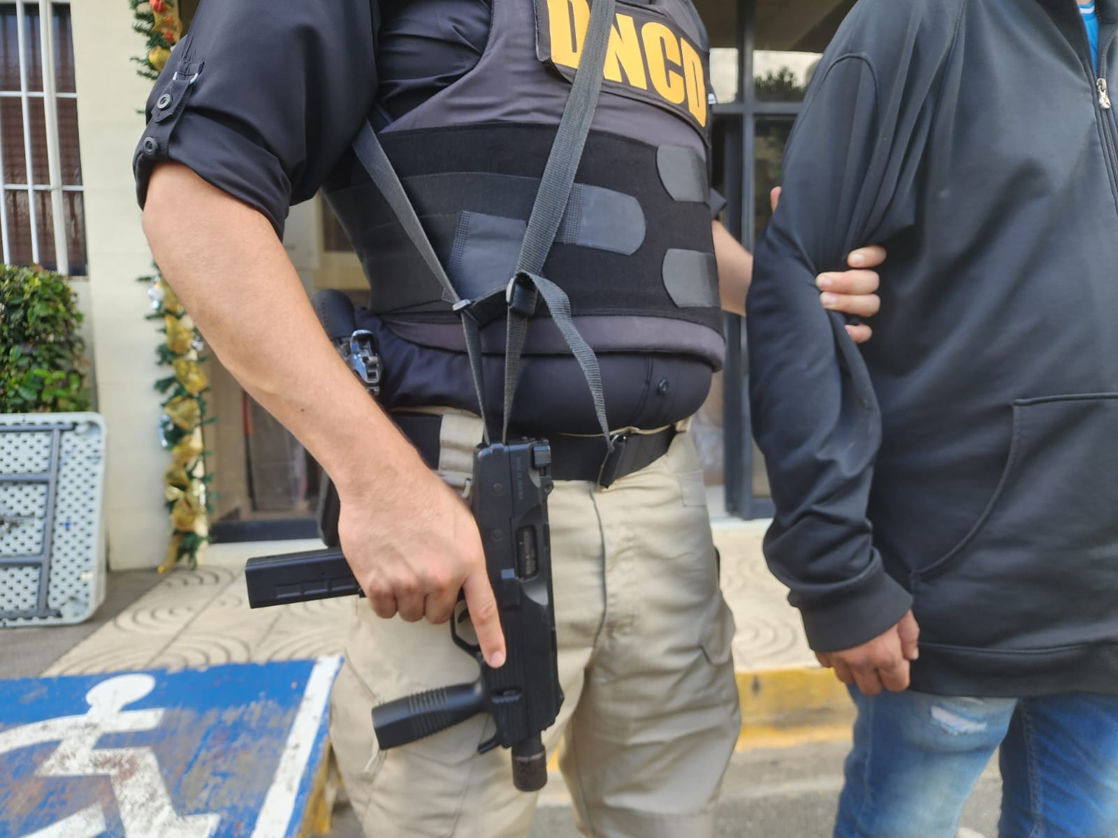 MP y DNCD capturan a cinco personas vinculadas con cocaína incautada en Río San Juan