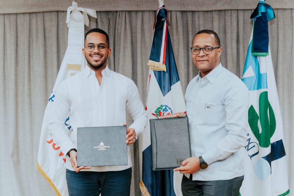 Ministerio de la Juventud firma convenios con universidades privadas de Santiago y SFM