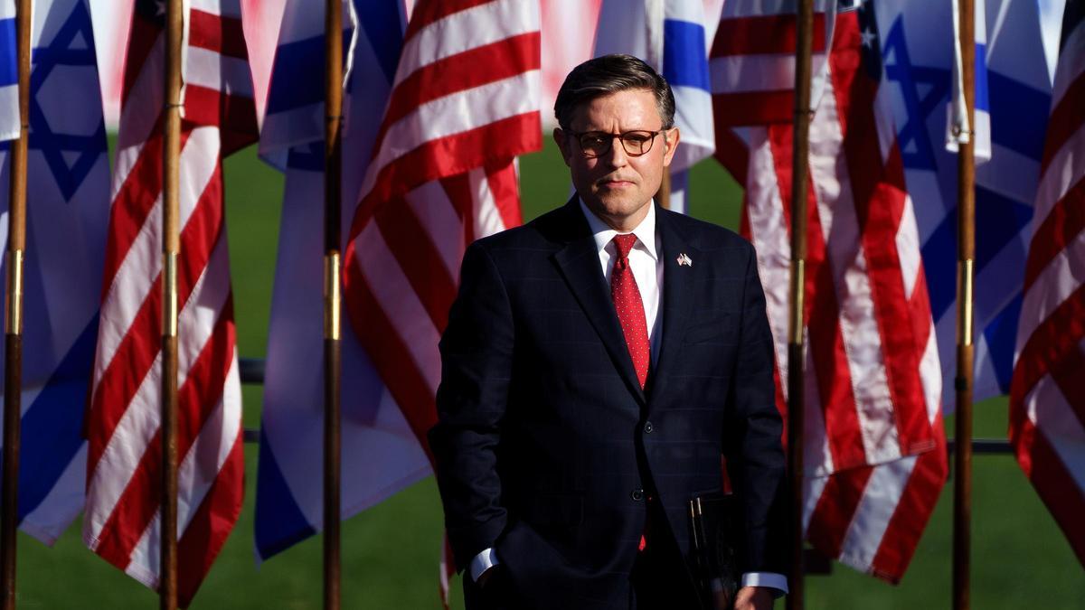Primer triunfo de Mike Johnson, el ‘speaker’ republicano con quien trumpismo y nacionalismo cristiano blanco han conquistado el Congreso de EEUU