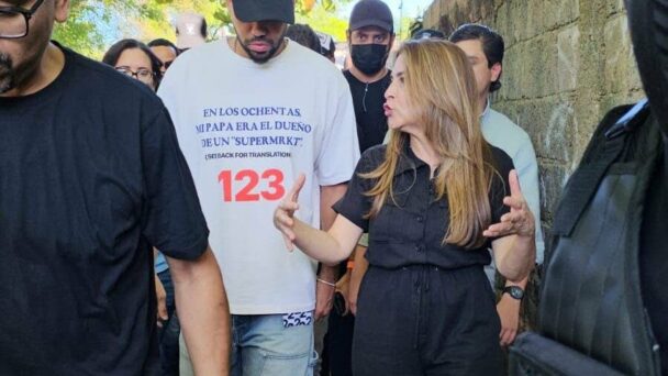 Romeo Santos recorre sector de Santo Domingo afectado por las lluvias