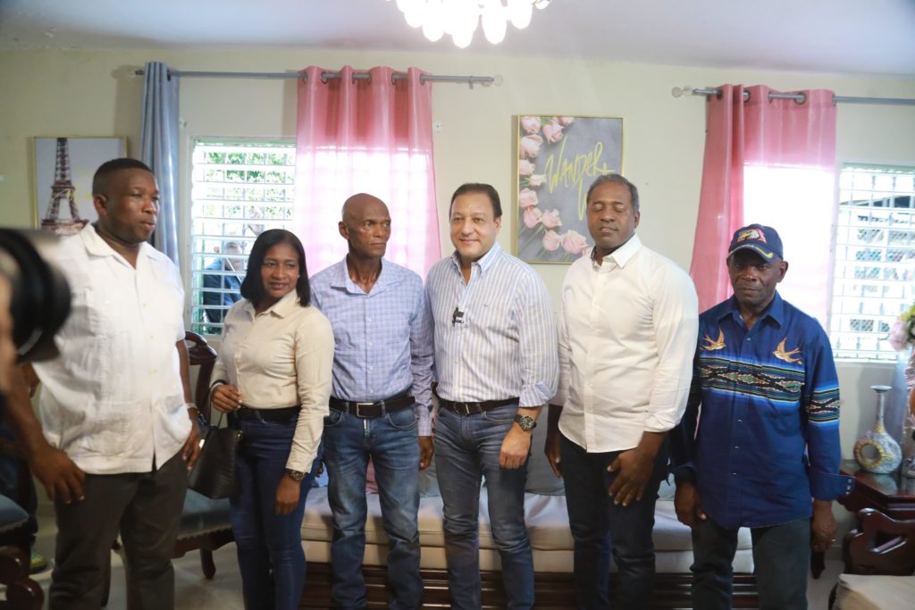 Abel inicia visitas a Monte Plata; sugiere construir carreteras importantes