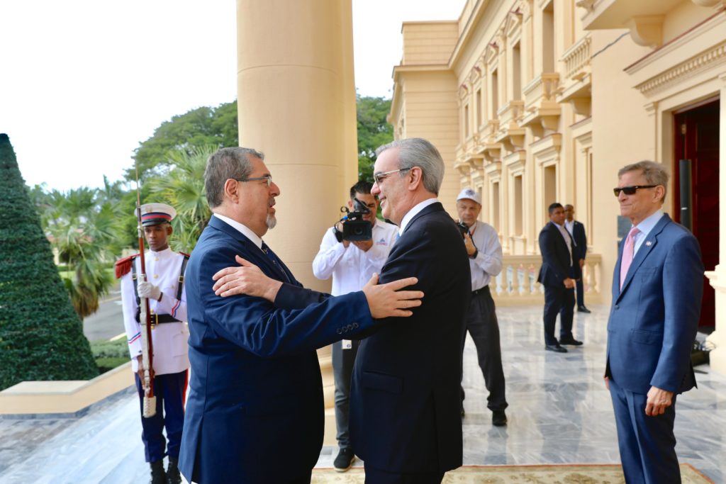 Abinader recibe en el Palacio al presidente electo de Guatemala, Bernardo Arévalo