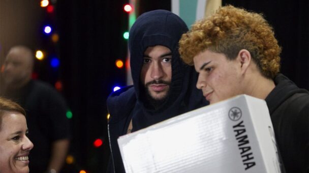 Bad Bunny entrega regalos a niños en Puerto Rico