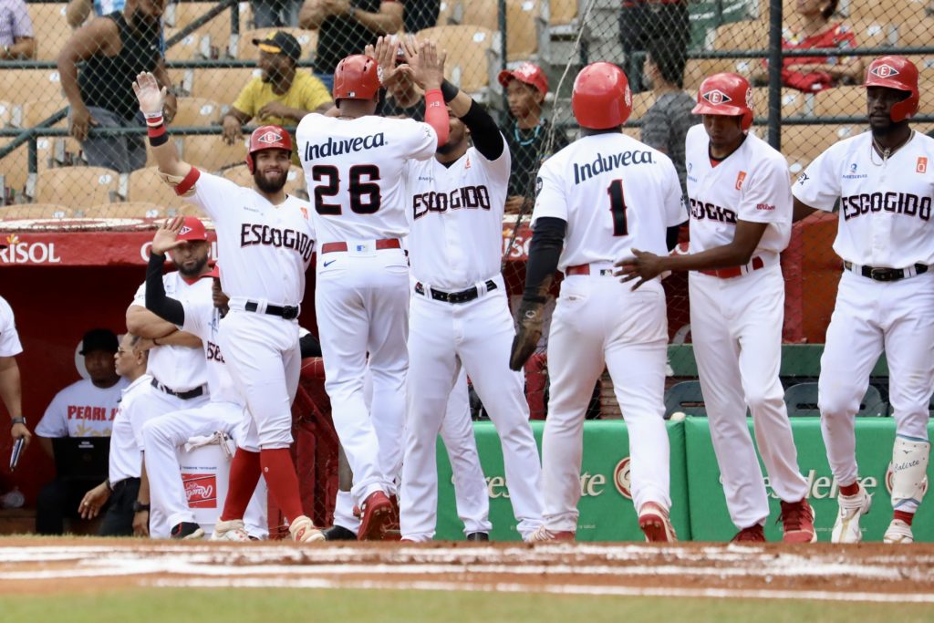 Con blanqueada, Leones ganan séptimo seguido a Águilas