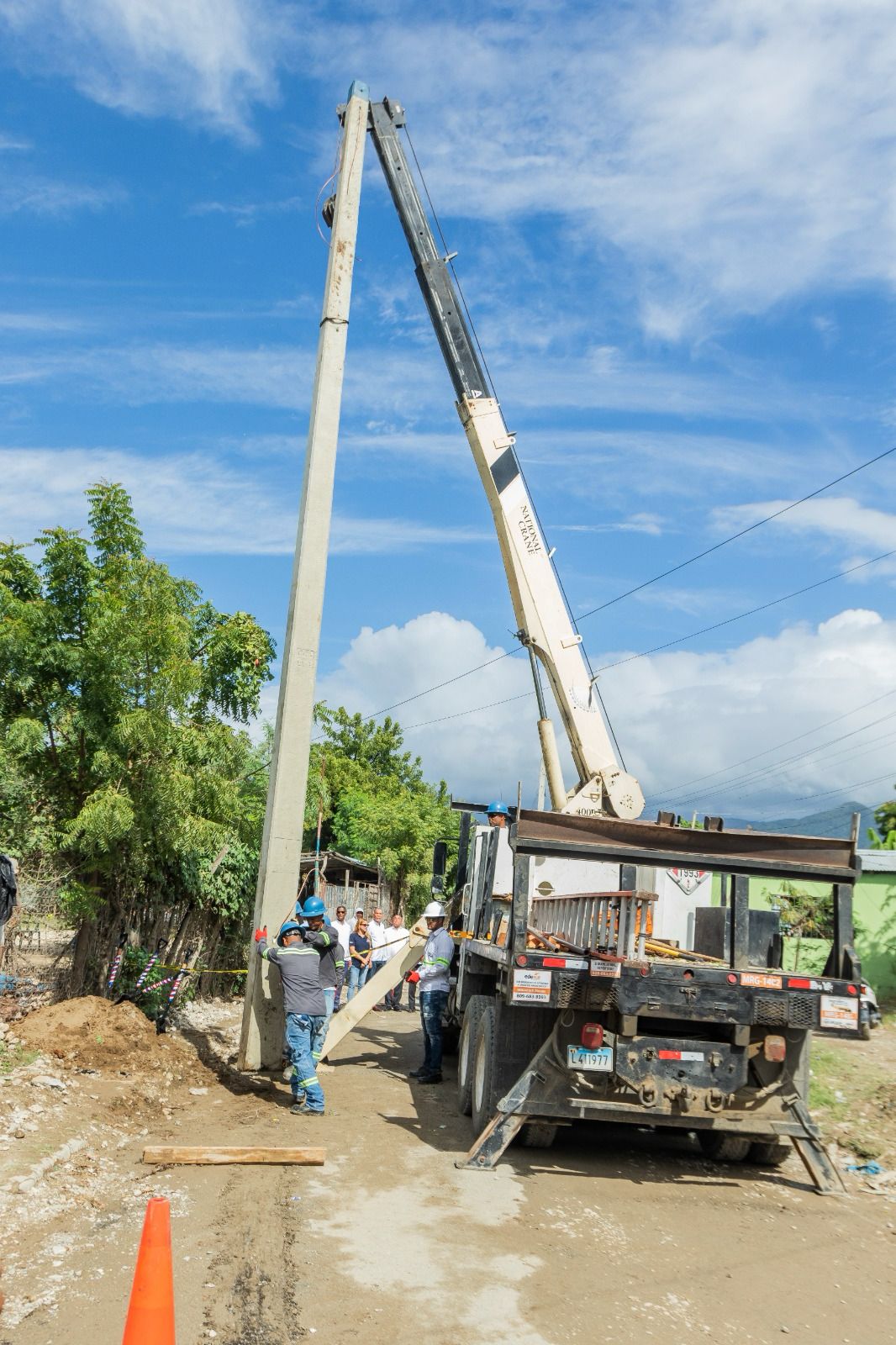 Edesur rehabilitará las redes, iluminará y electrificará el sector La Bombita de Azua