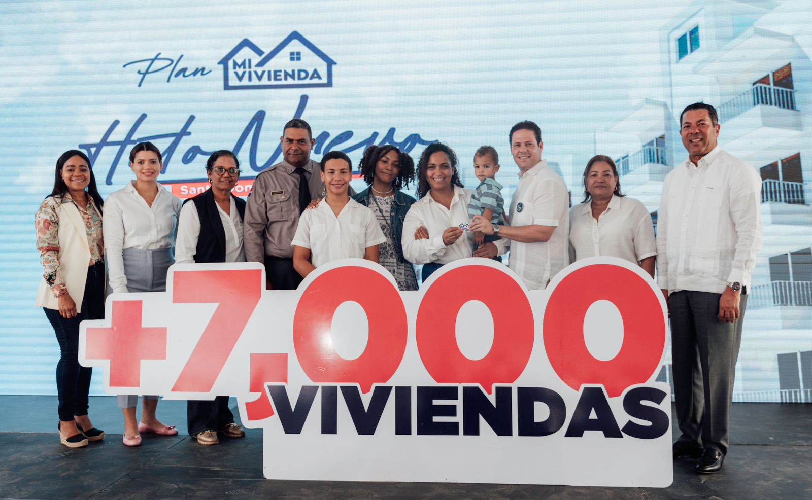 Gobierno entrega más de 7,000 viviendas a través del MIVED