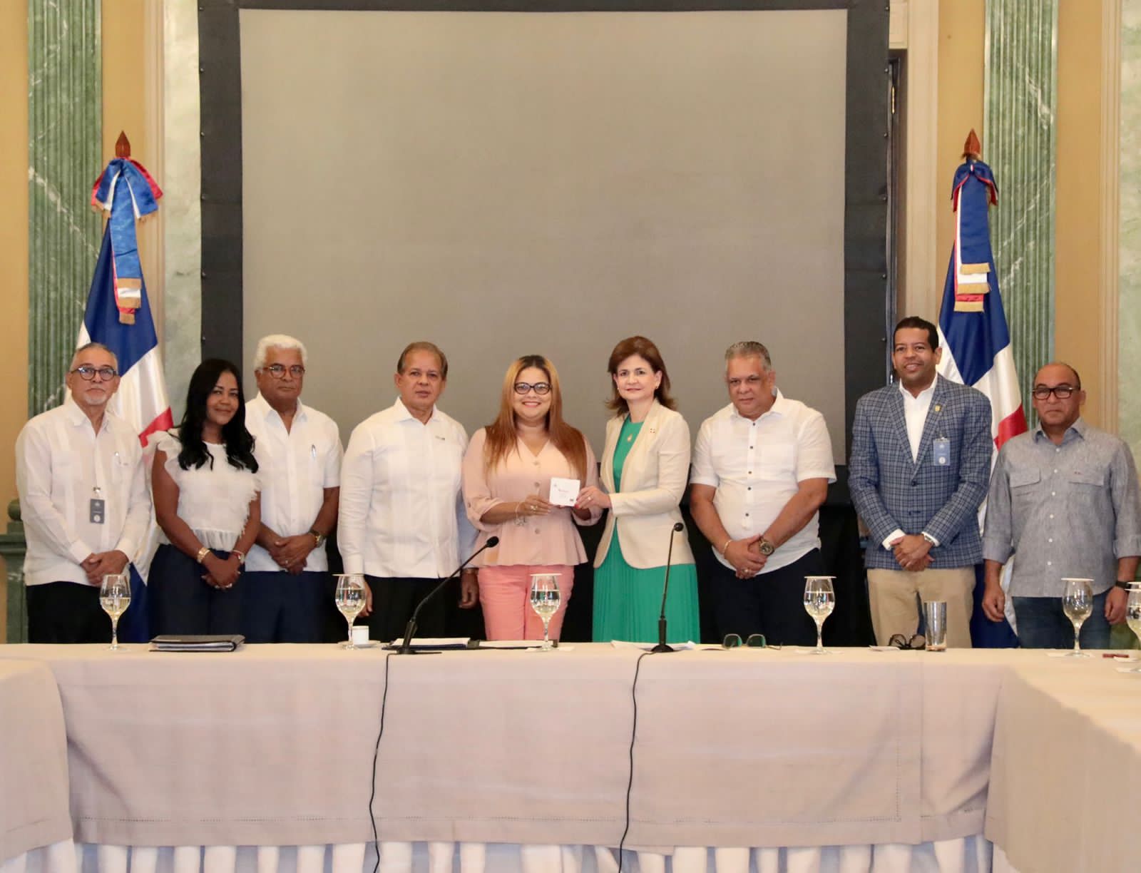 Gobierno inicia entrega de bonos navideños a juntas de vecinos de todo el país 