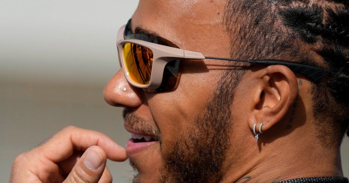 Hamilton lamenta comportamiento de la FIA en caso del jefe de Mercedes
