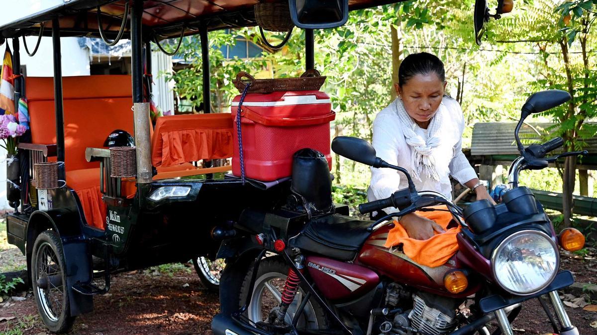 Las conductoras de "tuk tuk" en Camboya desafían los prejuicios