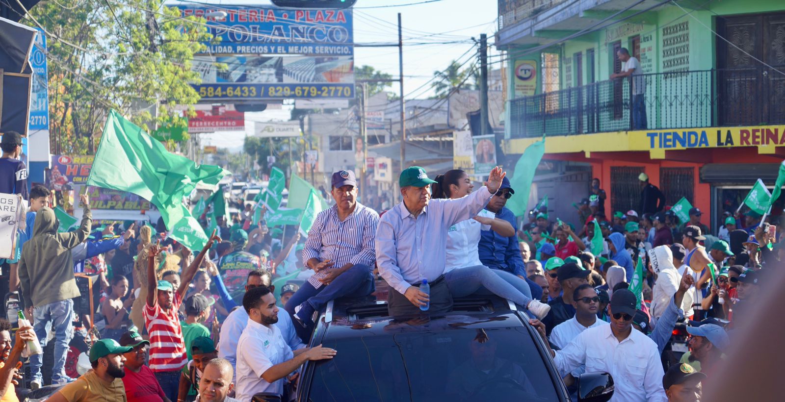 Leonel realiza recorrido por municipios de varias provincias