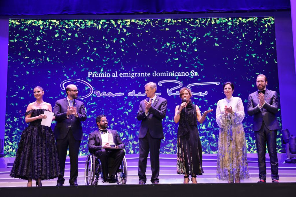 Líder comunitario en NY se alza con el premio Oscar de la Renta