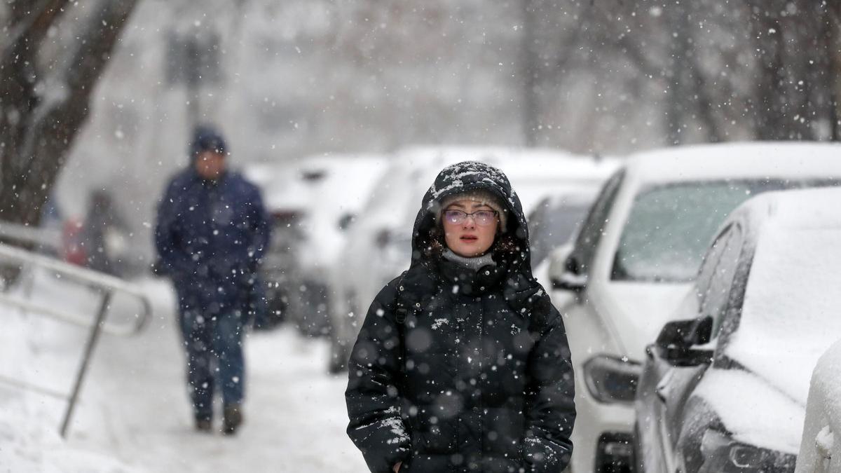Moscú vive la mayor nevada en casi 150 años y Siberia se prepara para 50 grados bajo cero