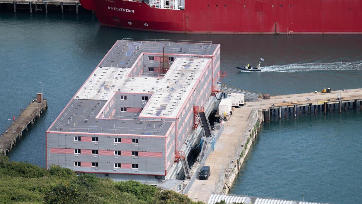 Muere un solicitante de asilo en la 'Bibby Stockholm', la "cárcel flotante" para refugiados en el Reino Unido