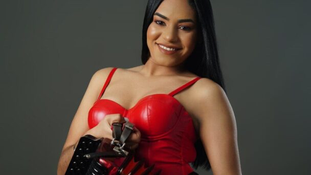 Nelly Swing alcanza éxito en la música con “Como el perro bebe Agua”