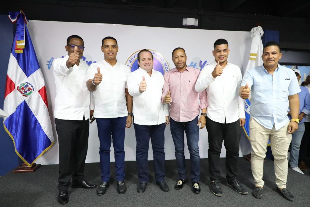 Paliza juramenta al diputado Gaddis Corporán y al alcalde de Duvergé que renunciaron del PLD