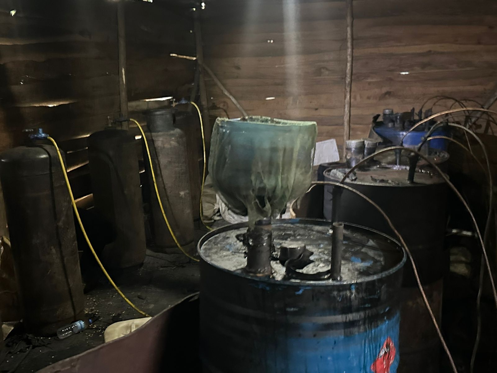 Policía desmantela fabrica de bebidas alcohólicas en Navarrete