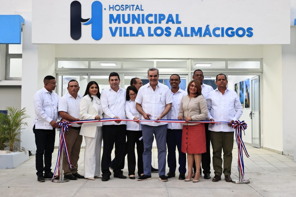 Presidente Abinader entrega remozado Hospital Villa Los Almácigos