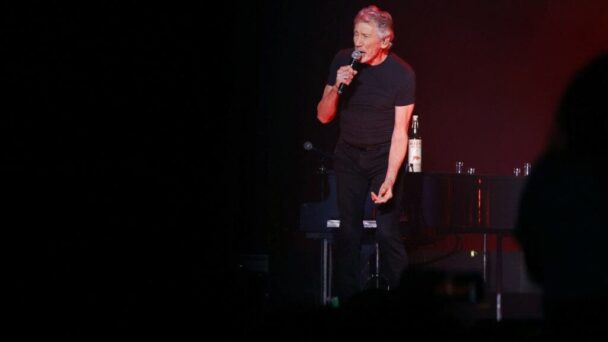Roger Waters aboga por detener el “genocidio en Gaza” en noche llena de emoción