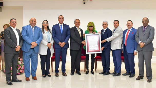 Senado reconoce a Fefita la Grande por ser pionera en la música típica