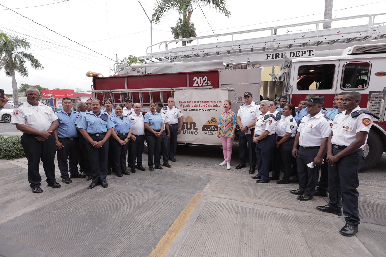 Sur Futuro entrega camión-escalera para bomberos en San Cristóbal