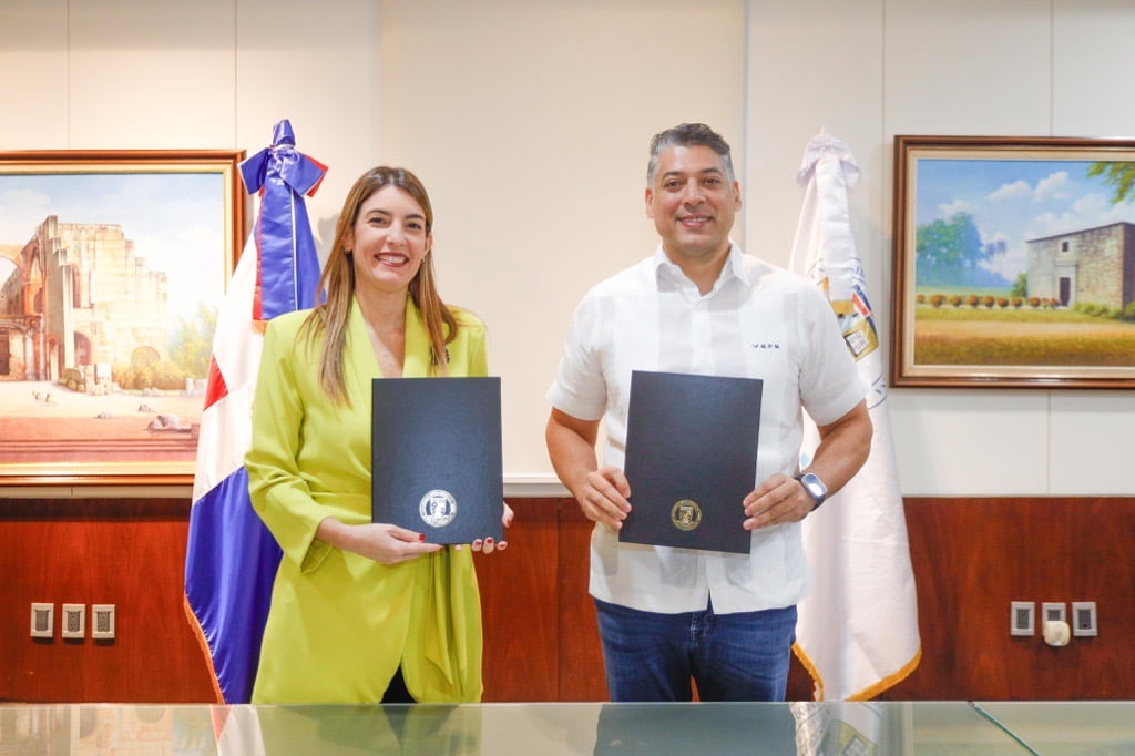 Unibe y Arajet firman convenio de cooperación