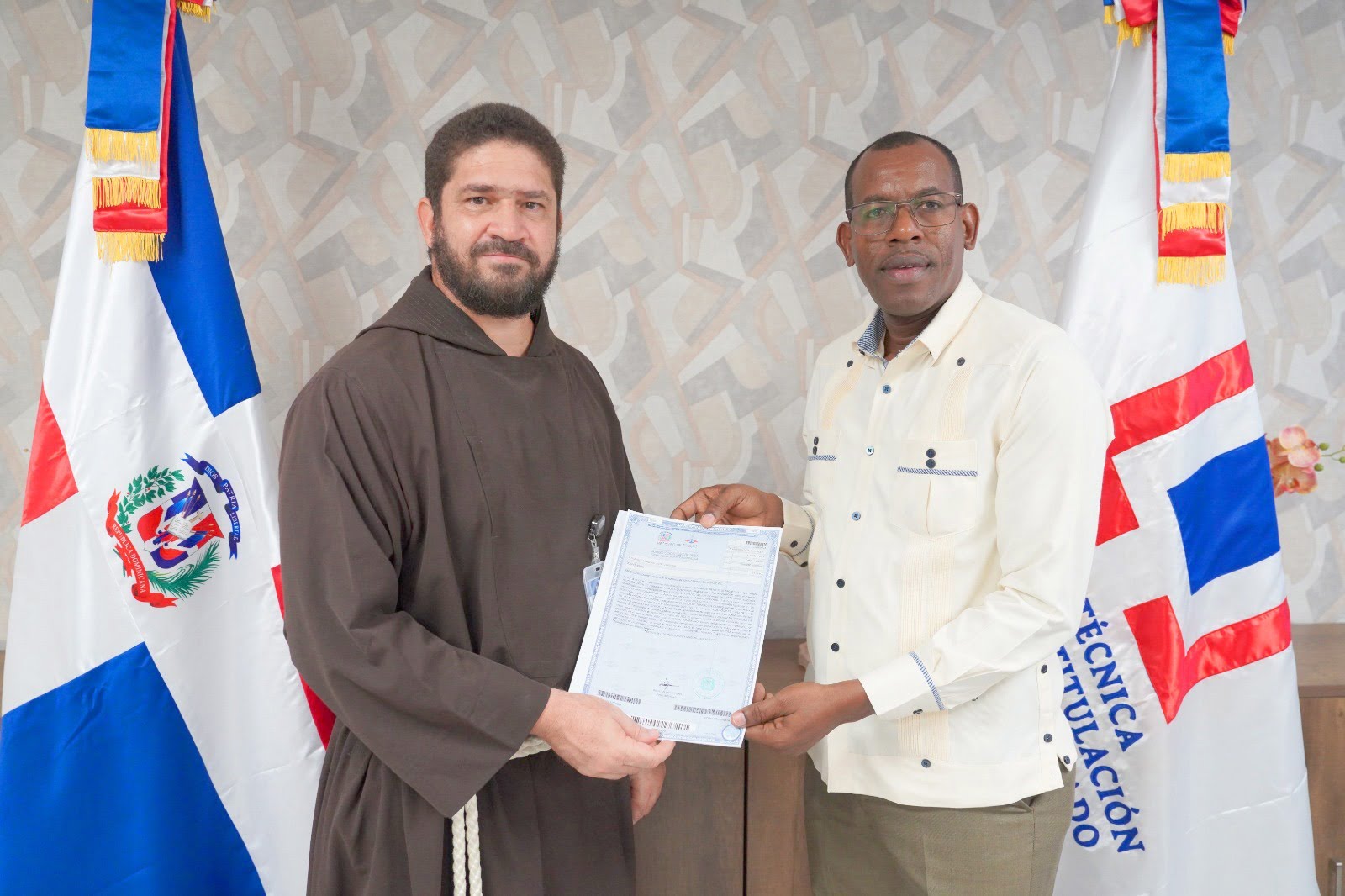 Unidad de Titulación entrega título de propiedad a la Orden Menor de Los Capuchinos