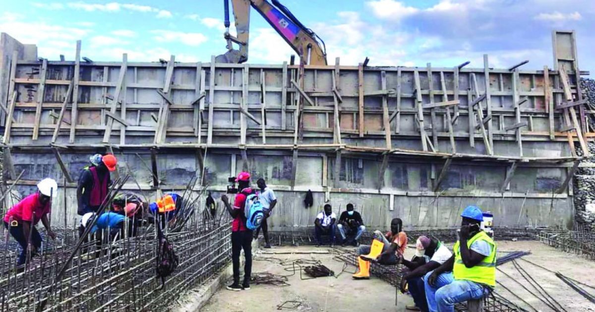 ¡Haitianos Desafían a las Autoridades Dominicanas y Amplían Canal de Riego desde Río Masacre!