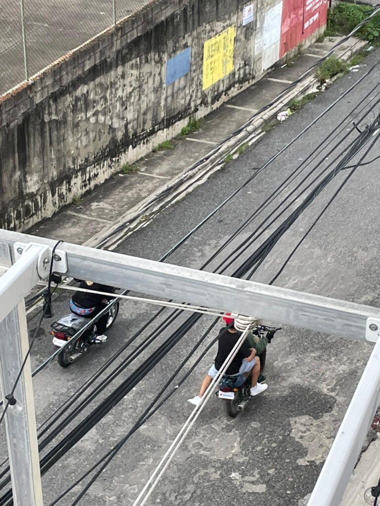 Captan en video supuesto asalto a vehículo en Km 9 de Autopista Duarte Captan en video supuesto asalto a vehículo en Km 9 de Autopista Duarte