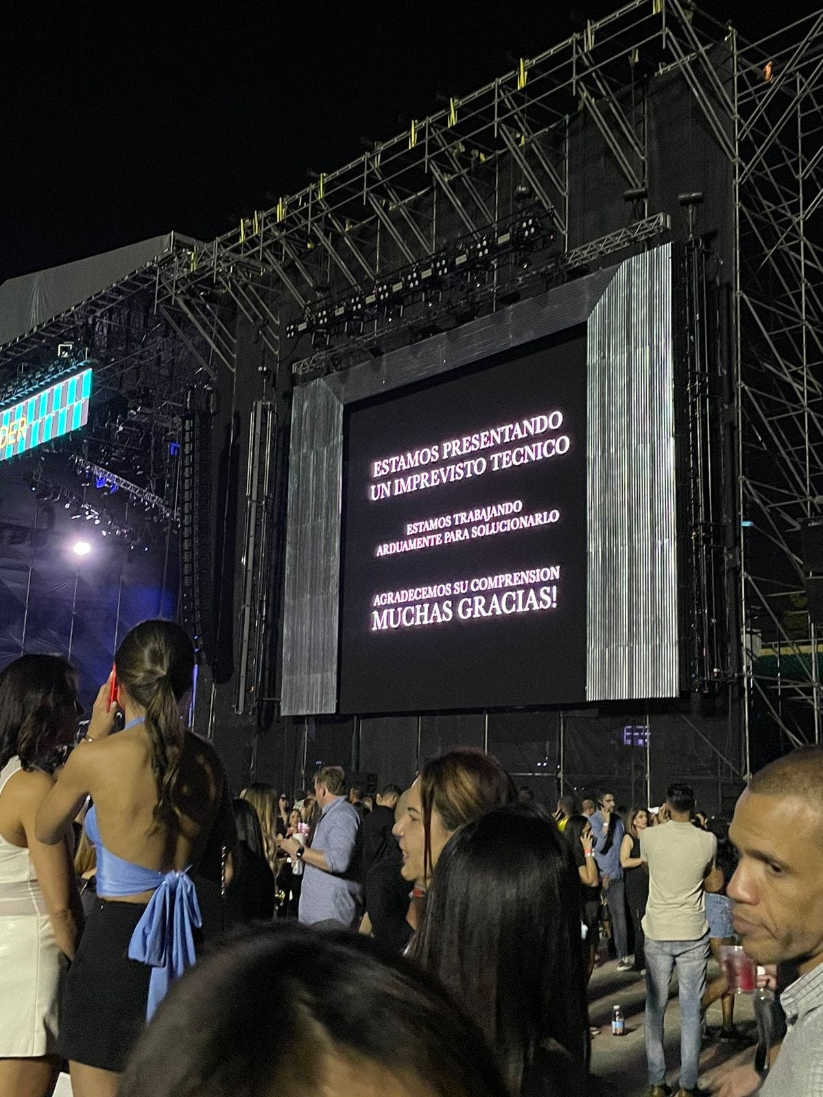 Decepción y molestia causó en el público suspensión del concierto de Luis Miguel Decepción y molestia causó en el público suspensión del concierto de Luis Miguel