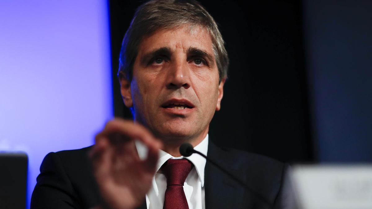El Gobierno argentino llega a un acuerdo con el FMI y augura más sufrimientos si se rechaza su plan de choque