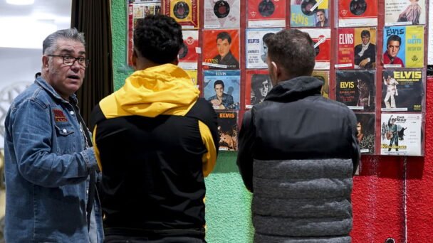 El espíritu de Elvis llega hasta una cárcel española con una exposición para los presos