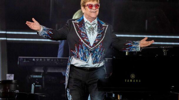 Elton John se convierte en un artista EGOT al ganar su primer Emmy