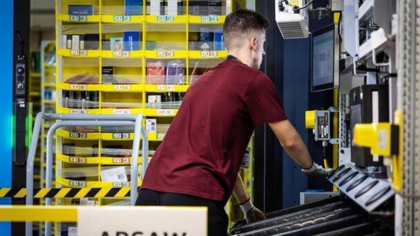 Francia multa a Amazon con 32 millones por vigilar a sus empleados
