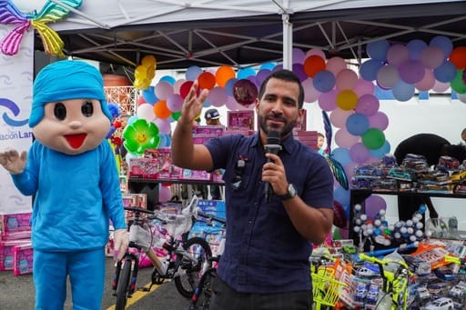 Fundación Cruz Jiminián llena de alegría a niños de la capital con entrega de juguetes Fundación Cruz Jiminián llena de alegría a niños de la capital con entrega de juguetes