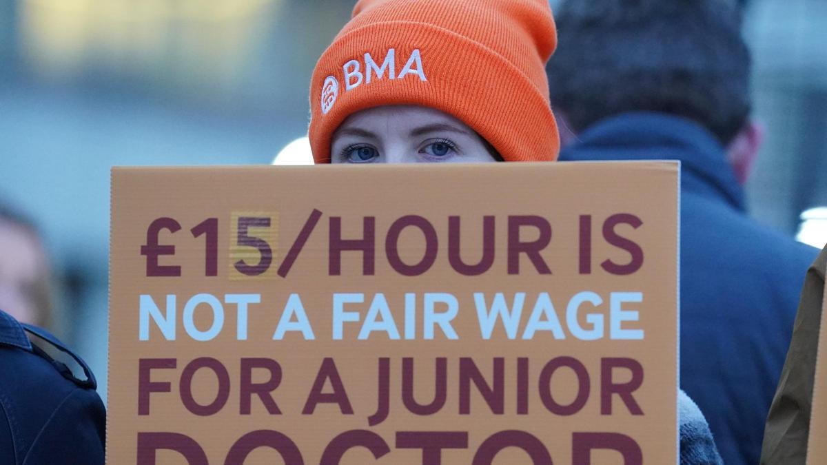 Los médicos residentes de Inglaterra inician una huelga de 6 días, la más larga de su historia Los médicos residentes de Inglaterra inician una huelga de 6 días, la más larga de su historia