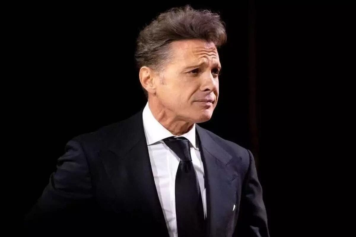 Miles de seguidores de Luis Miguel se dan cita esta noche en el Estadio Olímpico Miles de seguidores de Luis Miguel se dan cita esta noche en el Estadio Olímpico