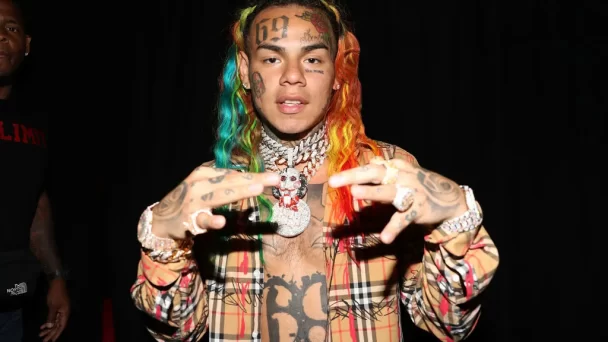Tribunal aplaza para el jueves medida de coerción contra Tekashi