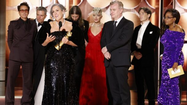 ‘Oppenheimer’ reina en unos Globos de Oro que castigaron a ‘Barbie’