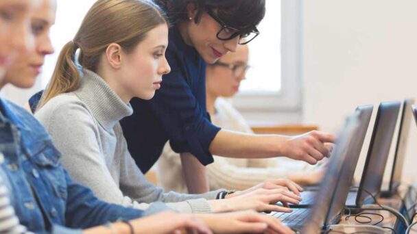 "Alarmante": Las imágenes de internet amplifican más sesgos sexistas que el texto