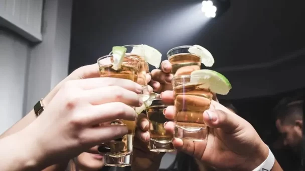 Vivir cerca de bares y restaurantes aumenta el riesgo sufrir insuficiencia cardiaca