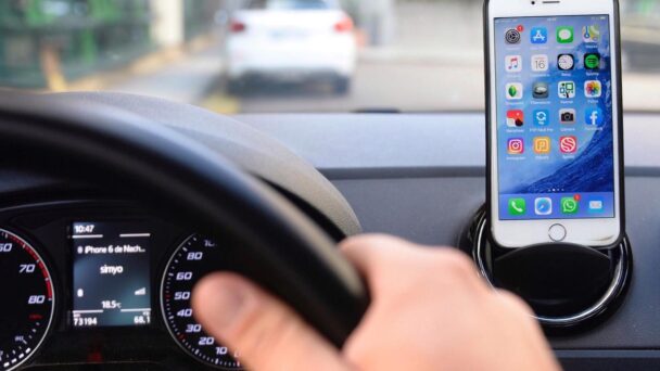 Así puedes recordar dónde has aparcado el coche con el asistente de voz de tu móvil