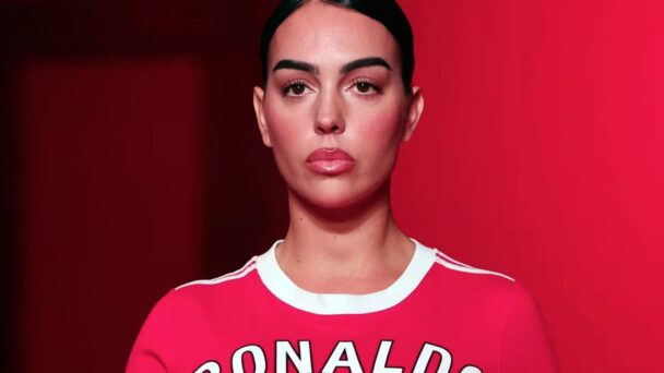 Georgina Rodríguez rindió homenaje a Cristiano Ronaldo desfilando su camiseta en la Semana de la Moda de París
