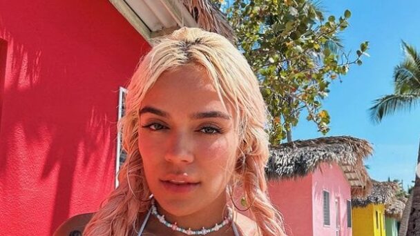 Karol G enciende redes sociales con fotos en la playa desde República Dominicana