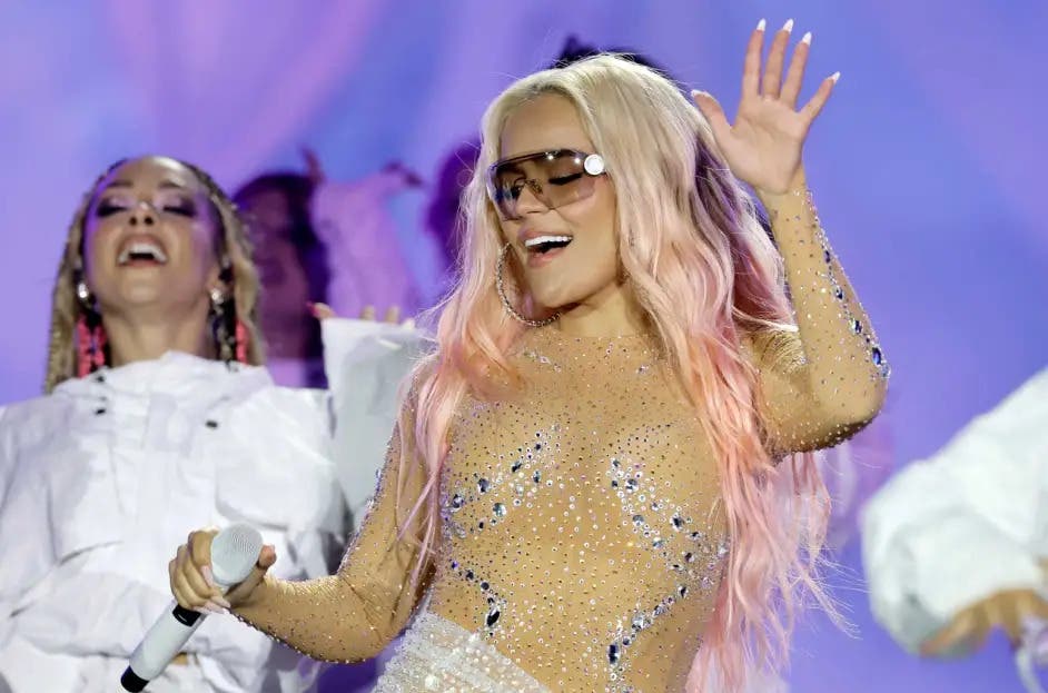 Karol G repasa sus éxitos en Santo Domingo ante un público entusiasta y entregado Karol G repasa sus éxitos en Santo Domingo ante un público entusiasta y entregado