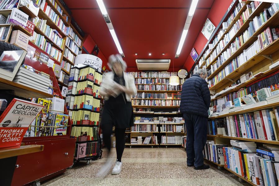 Día del Libro: Mitos vs realidad sobre los ojos y la lectura
