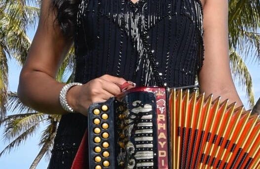 Merengueras típicas se destacan por su música y estilo al vestir