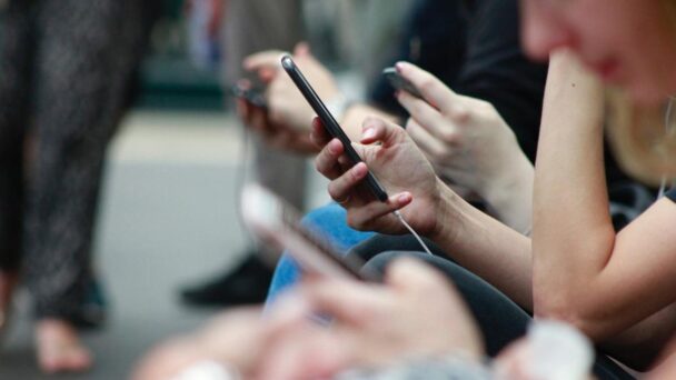 Meta regulará la IA en sus redes sociales a partir de este día: estos son los cambios